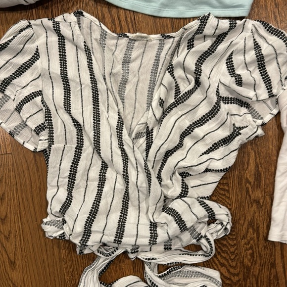 Garage bundle of 5 cropped tops and a white cropped sweatshirt various sizes - Picture 3 of 7